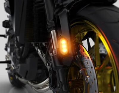 Indicatori T3 DENALI anteriori accesi in luce diurna bianca sul frontale della moto