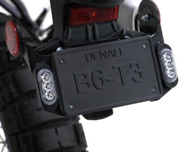 Dettaglio delle staffe portatarga DENALI con pod T3