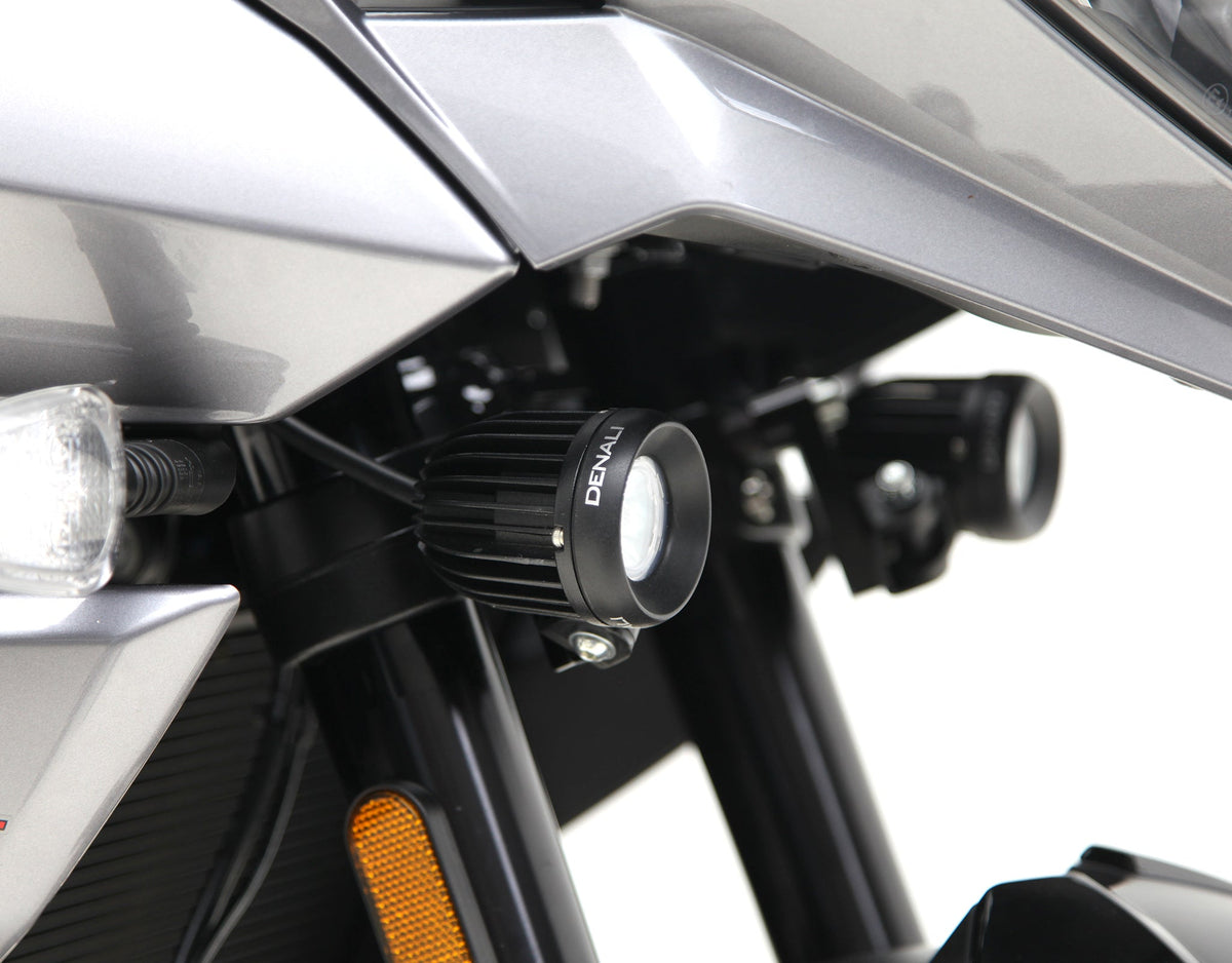 Dettaglio del supporto faro DENALI sulla Tiger Sport 660