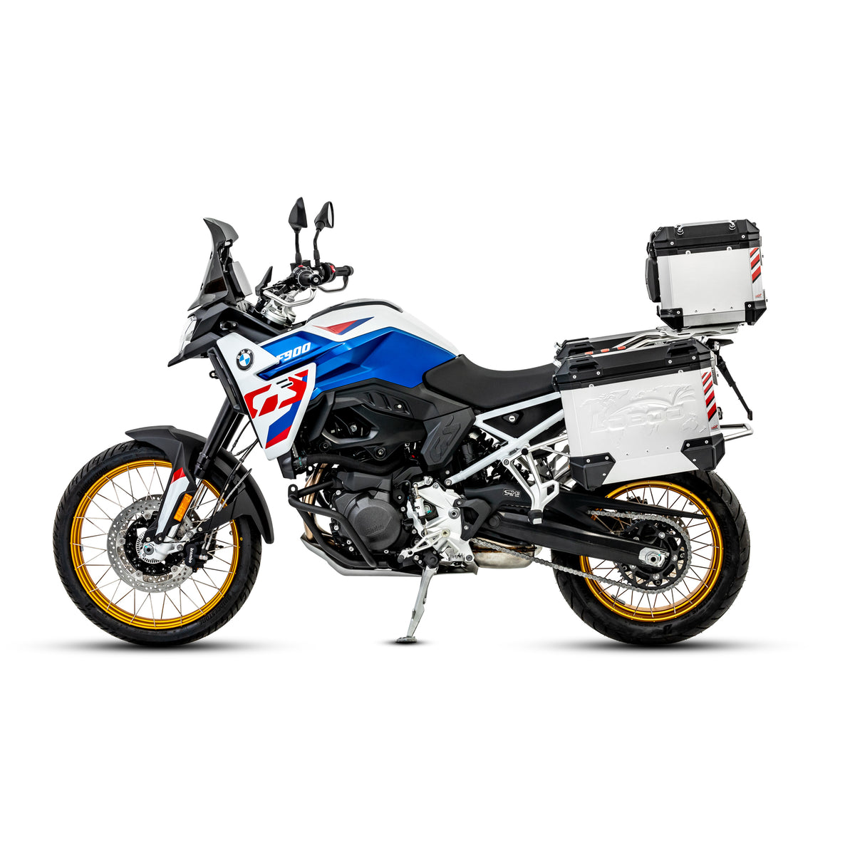 BMW F 900 GS di profilo con valigia laterale PIKE TRACKER argento; il bauletto in foto non è incluso nel kit