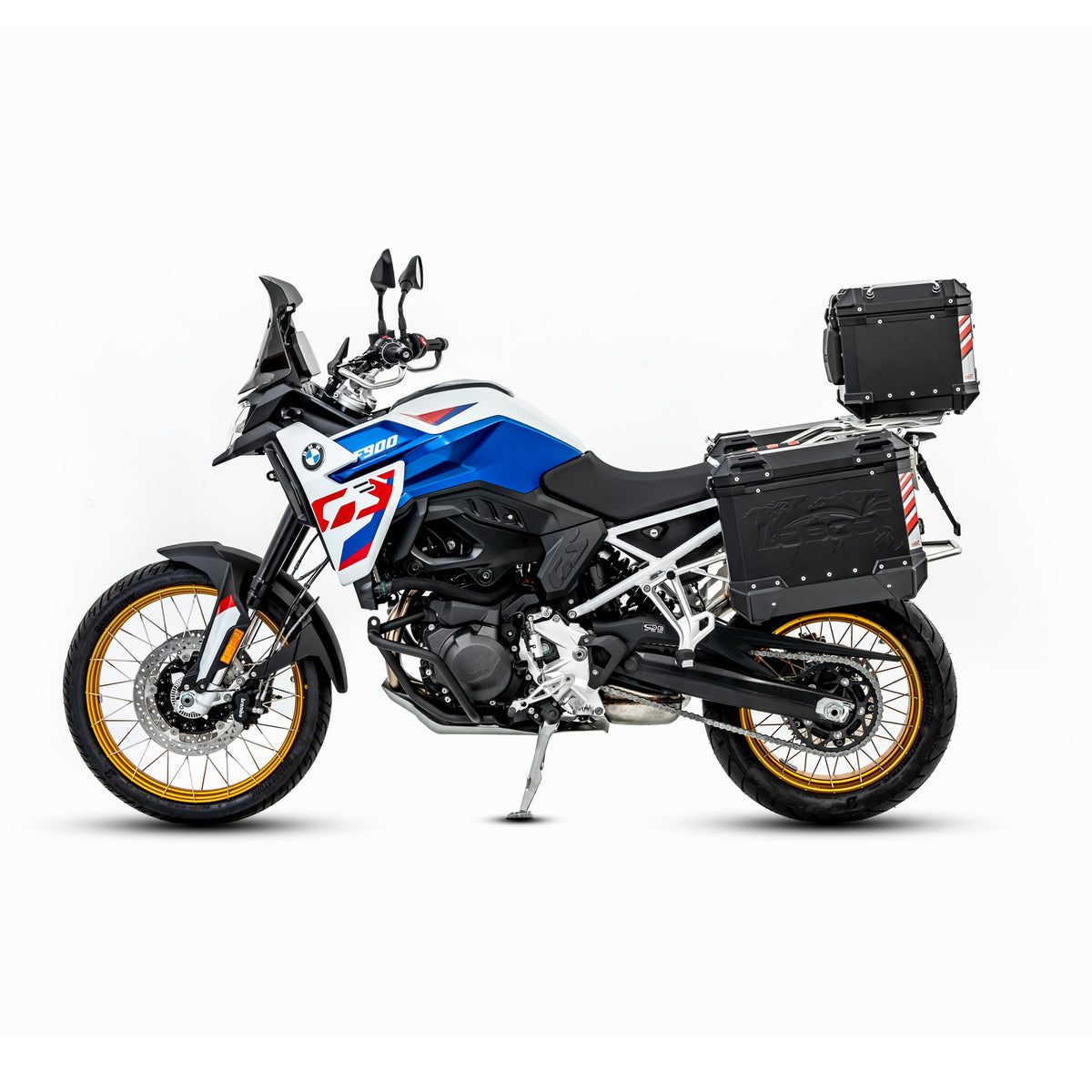 BMW F 900 GS di profilo con valigia laterale PIKE TRACKER nera; il bauletto in foto non è incluso nel kit