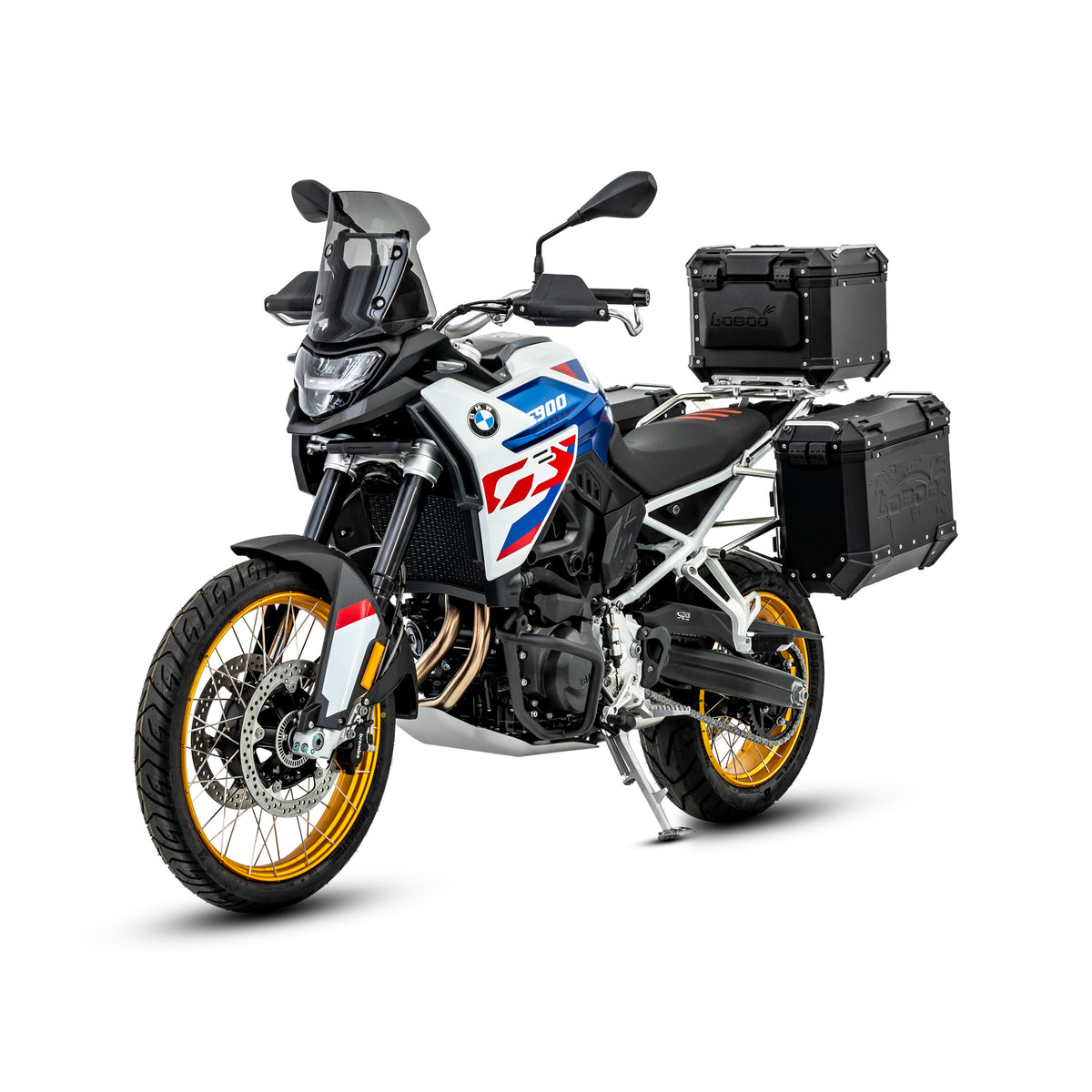 BMW F 900 GS vista tre quarti anteriore con valigie laterali PIKE TRACKER nere sui telai LOBOO