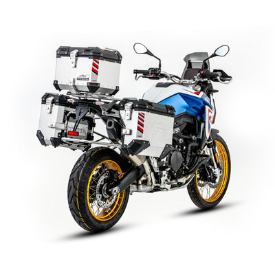 BMW F 900 GS vista tre quarti posteriore con valigie laterali PIKE TRACKER argento e inserti rifrangenti