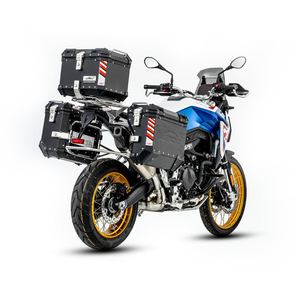 BMW F 900 GS vista tre quarti posteriore con valigie laterali PIKE TRACKER nere e inserti rifrangenti
