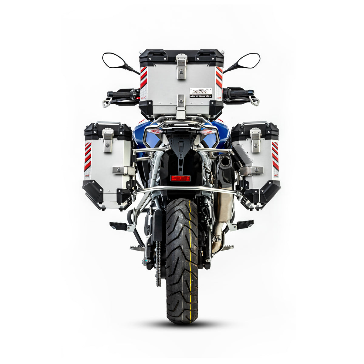 Vista posteriore della BMW F 900 GS con le valigie laterali PIKE TRACKER argento montate sui telai LOBOO
