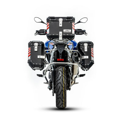 Vista posteriore della BMW F 900 GS con le valigie laterali PIKE TRACKER nere montate sui telai LOBOO