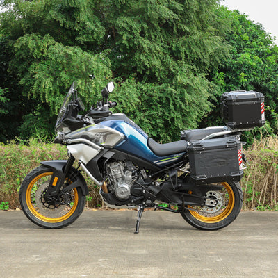 CFMOTO 800 MT con valigie laterali LOBOO PIKE TRACKER argento e bauletto nero sui telai JP601B