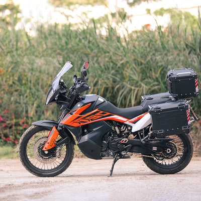 KTM 890 Adventure con valigie laterali e bauletto LOBOO PIKE TRACKER neri sui telai JP221B