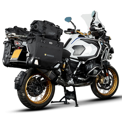 BMW R 1250 GS con valigie LOBOO Wanderer e sacca waterproof da 20 L fissata sopra