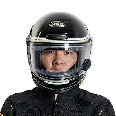 Casco integrale indossato con la pellicola fotocromatica installata, vista frontale