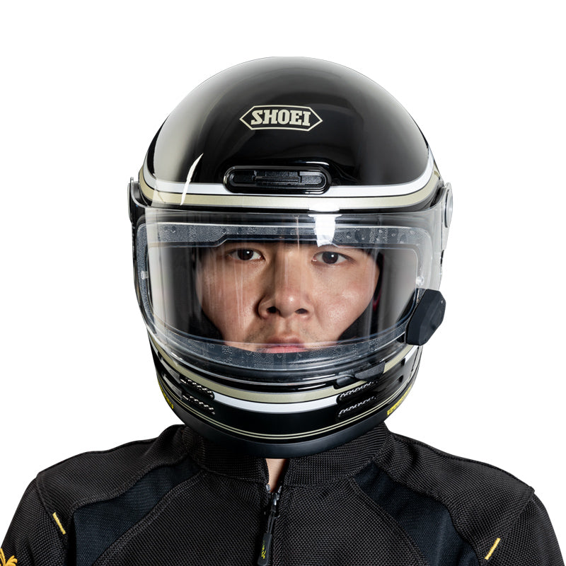 Casco integrale indossato con la pellicola fotocromatica installata, vista frontale