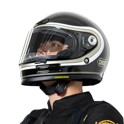 Casco indossato di tre quarti con visiera scurita dalla pellicola