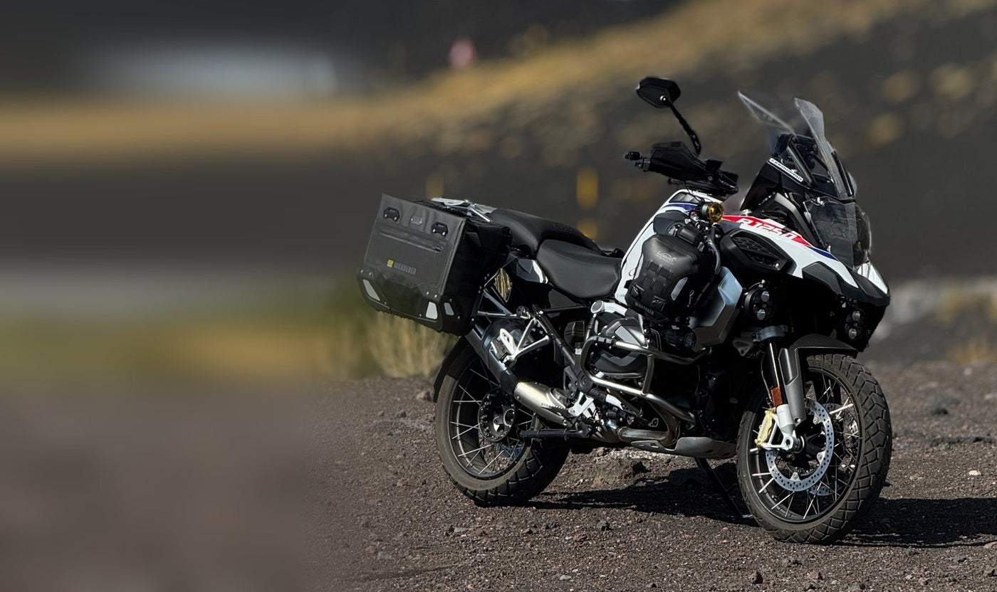 BMW R 1250 GS Adventure con borse gonfiabili LOBOO Wanderer montate sulle barre paramotore